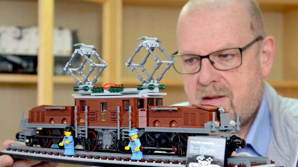 Loket kan sägas innefatta Roger Ödebrinks båda grenar av modellintresse:  Legobyggande och engagemanget i den modelljärnväg som byggs i Ljungby under namnet ”Lilla Småland”. 