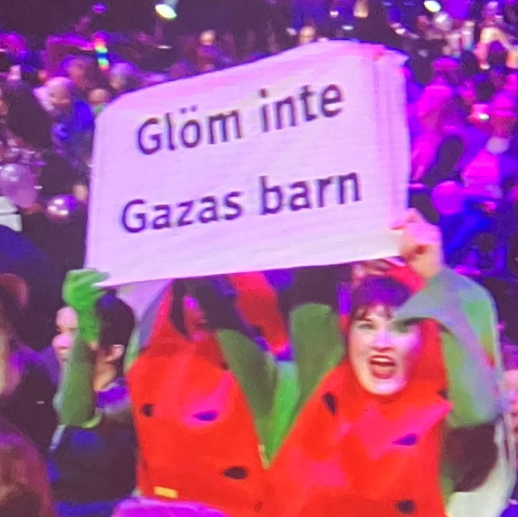 Vi  tog plats i publiken under Mello i Göteborg utklädda till vattenmeloner med banderollen som löd “Glöm inte Gazas barn”, skriver artikelförfattarna. Skärmdump från SVT.