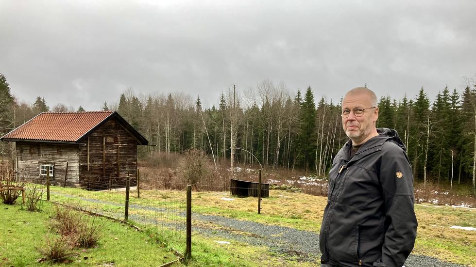 Bakom skogen hemma hos Janne Johansson planeras vindkraftverk att byggas inom ett par år. 
