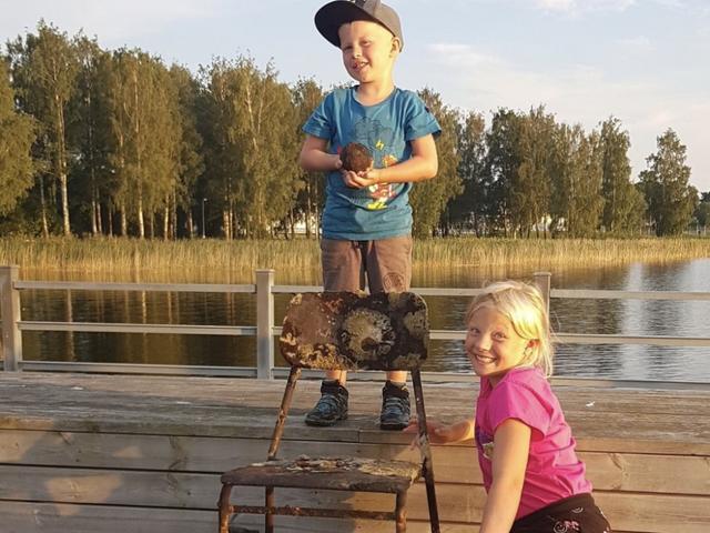 Sigge hittade en kanonkula, och storasyster Ida hittade en stol under magnetfisket kring Munksjön.  FOTO: Privat