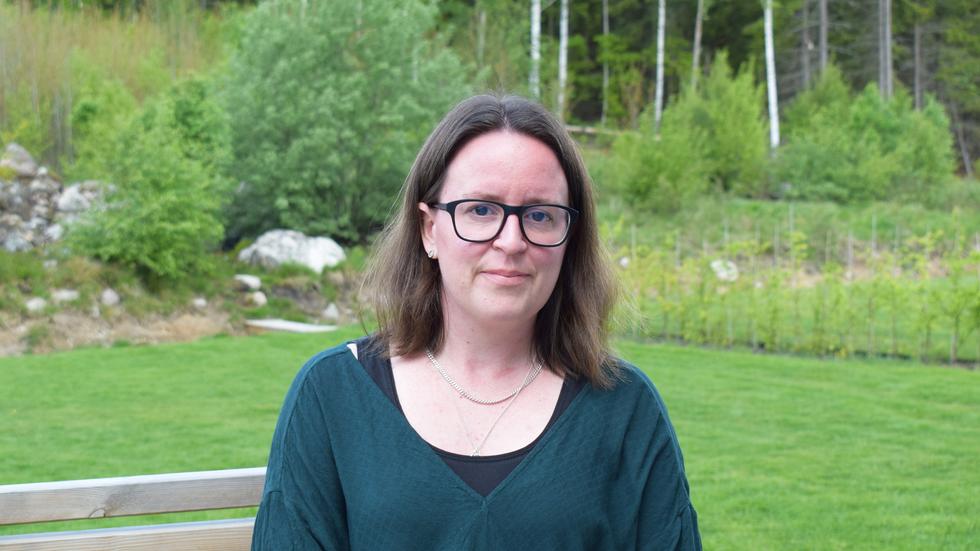 Författaren Sofia Larsson drabbades av förlossningsdepression. Nu vill hon hjälpa andra att våga prata om sina förbjudna tankar. 