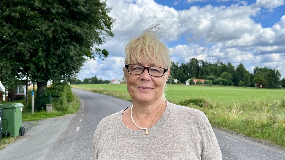 Carina Karlsson står utanför sitt hus, på vägen som går från Habo kyrka till gamla ”Mullsjövägen” 26/47.