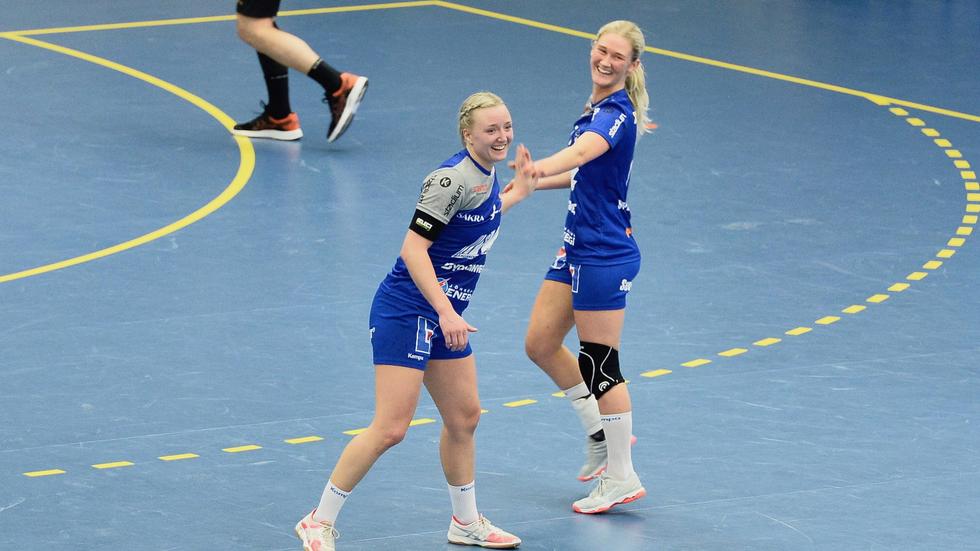 Elin Johanssons och Emma Wahlströms Hallby öste in mål hemma mot AIK. Bilden är tagen vid ett tidigare tillfälle. 