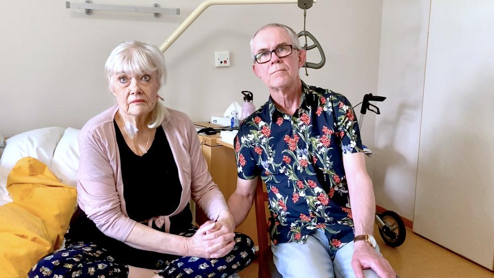Ingrid Wessman med sin make Jörgen på Ekhagens gästhem i Jönköping. Hon har anmält sin tidigare vårdcentral till patientnämnden då hon anser att man inte lyssnade på henne, och att det bidragit till att hon nu är obotligt sjuk i cancer.