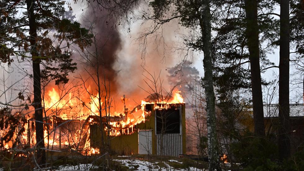 Räddningstjänsten bekämpade en brand i Stimmets skola i Tyresö öster om Stockholm.