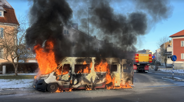 En färdtjänstbuss började brinna i centrala Eksjö på onsdagen.
