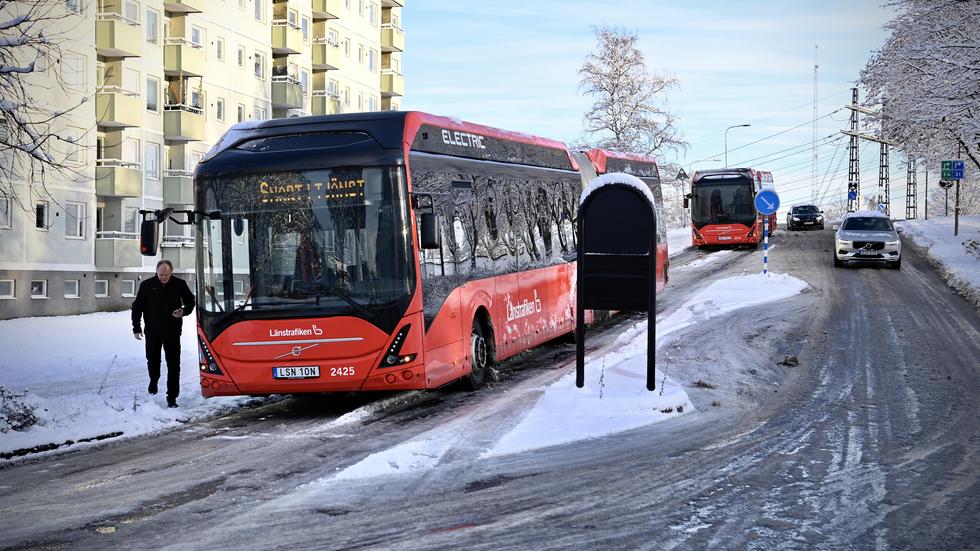 Så här såg det ut på Rosenlund i Jönköping under måndagsmorgonen. Utöver strul med reseappen har även JLT:s bussar haft problem att ta sig fram. FOTO: Robert Eriksson.