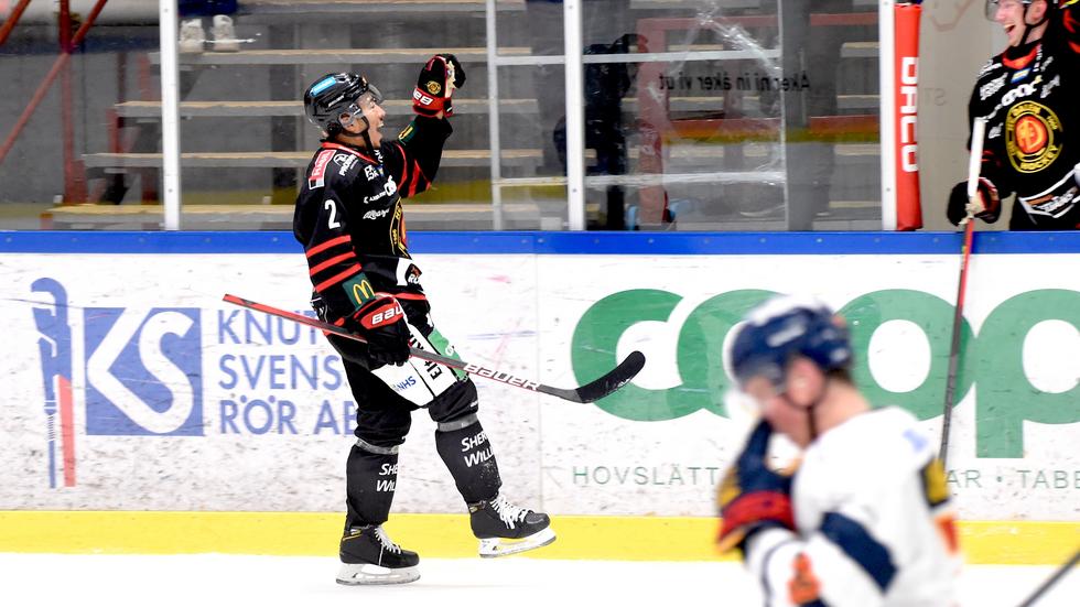 HC Dalen-backen Jaeden Martin jublar efter sitt 3–1-mål mot Mariestad. Målet var Martins första för säsongen och hans Dalen vann till slut matchen med 3–2.