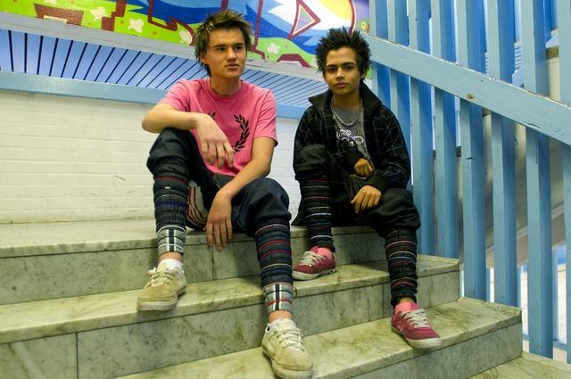 En typisk PJ-stil är gummisnoddar, rosa kläder och spretigt hår. Kristoffer Holmgren och Richard Danielsson känner sig osynliga utan sina snoddar.  Foto: Jonatan Svedgård