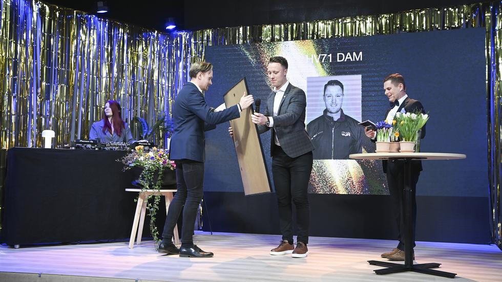 JP/Jnytts sportreporter Carl Ljungquist delade ut priset i kategorin ”Årets idrottsprestation” på Jönköpingsgalan. HV71:s damlag prisades och huvudtränaren Joakim Engström var på plats på scenen i Husqvarna Garden.