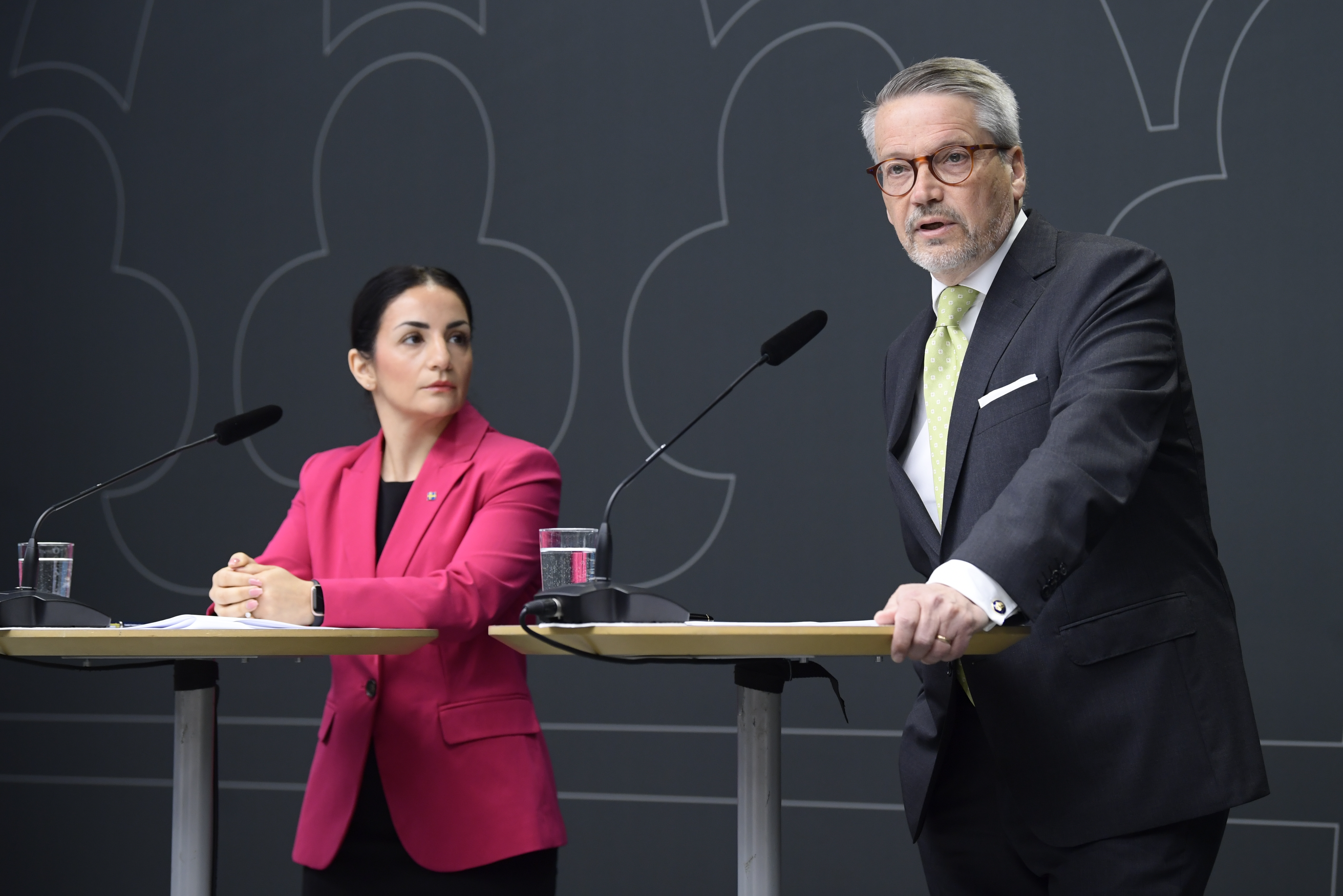 Kulturminister Parisa Liljestrand (M) tar emot betänkandet från kommitténs ordförande Göran Hägglund.