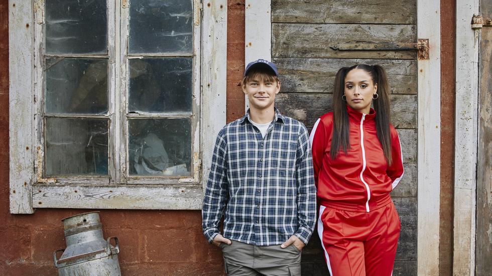 Huvudrollerna Zeina och Bror i ”Från trakten” spelas av rapparen Fatima Jelassi och youtube-komikern Hampus Hedström.