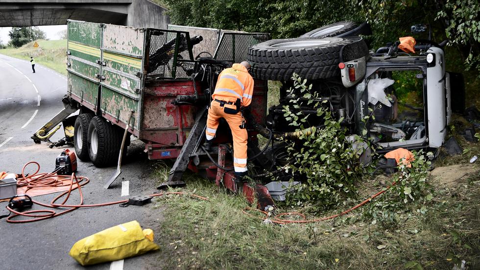 Under onsdagen välte en traktor med släp på Klockarpsvägen, i närheten av Klämmestorpsvägens bro. 