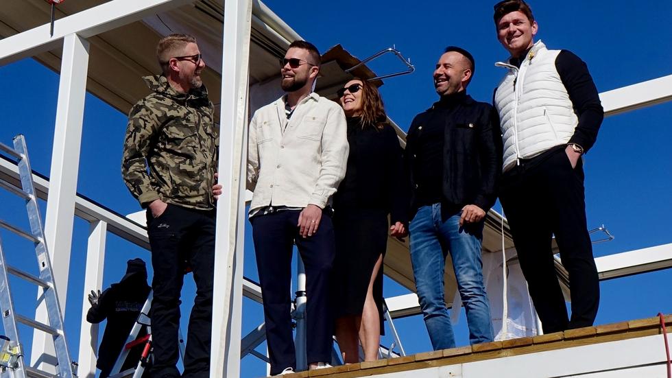 Äntligen öppnar restaurangbåten på Piren. Jonas Vogel, Filip Jenven, Terse Gustafsson, Wahid Habib och Tommi Komljenovic testar utsikten från terrassen.