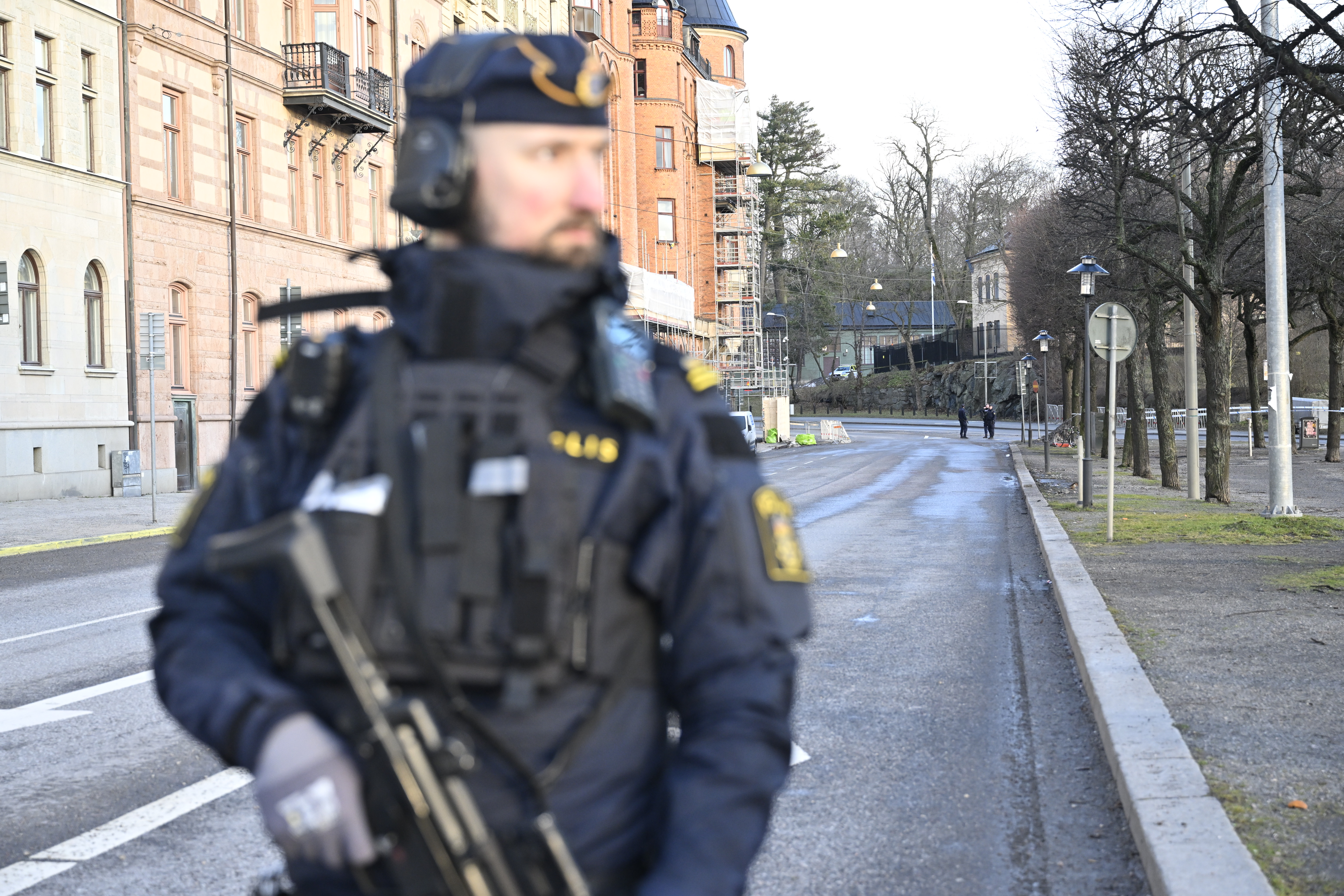 Polis på plats efter att vad som uppges ha varit en handgranat hittades vid Israels ambassad i Stockholm i januari i år.