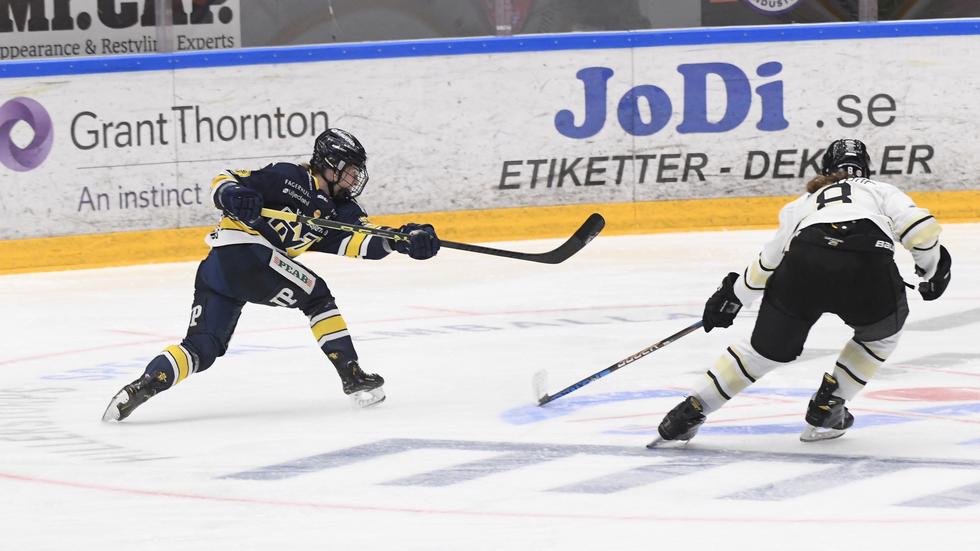 HV-forwarden Sanni Hakala testar skott i söndagens SDHL-match mot SDE. 
