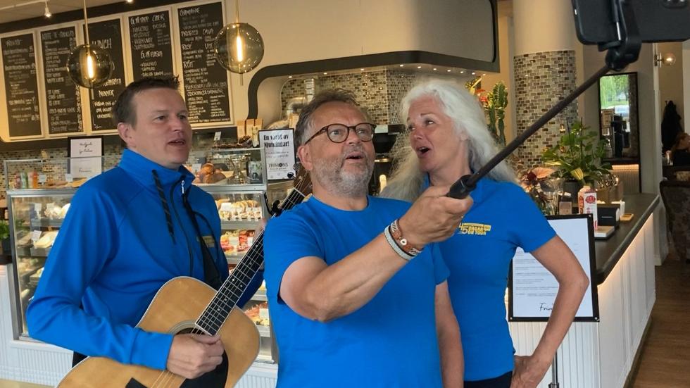 Johan Eriksson, Mats Eriksson och Ingrid Ohlsson är ute på Sverige-turné för att lyfta alla småföretagare. På fredagen gjorde de ett besök i Jönköping. Här är de i färd med att spela in en passande sommarlåt inne på Frimans café och bistro.