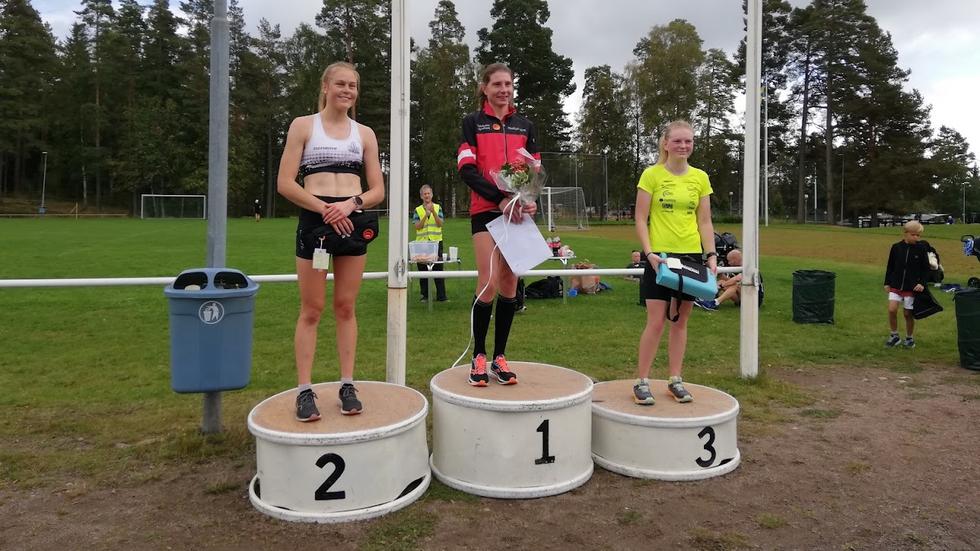 Mullsjö SOK:s Jenny Johannesson var favorit till att ta hem segern och gjorde så också före Hanna Abrahamsson från Eksjö Södra IK och Linn Vannemyr från Höglandets Triathlon.