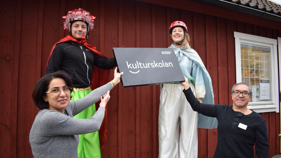 Arezoo Ghaeedvand, Simon Rojas, Mikaela Svensson och Mario Rojas visar upp skylten som ska sitta på Kulturskolan i Huskvarna. 