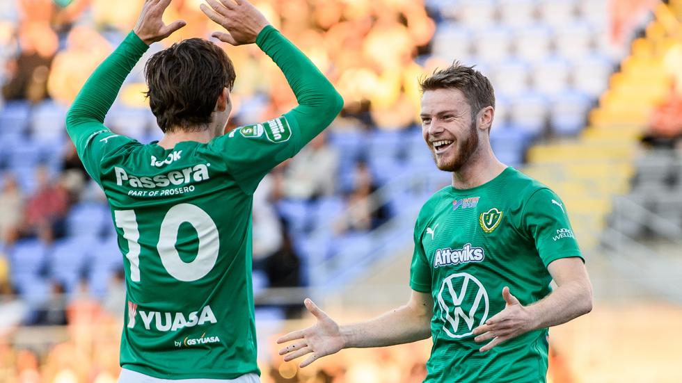 Robin Book och Daniel Ljung firar efter ett av Ljungs två mål borta mot AFC Eskilstuna. J-Södra vann måndagskvällens match med 2–0. 