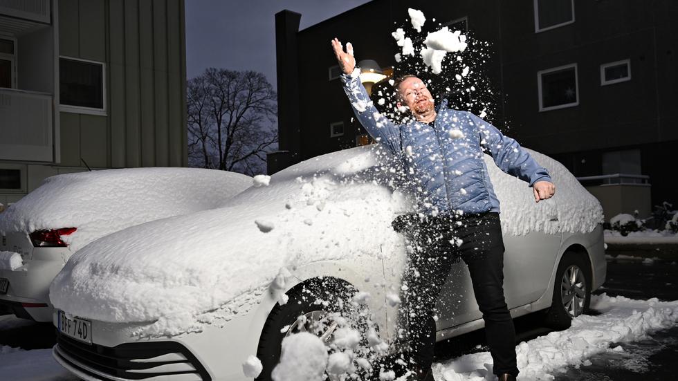 Måndag morgon, novembermörker och en byggd full av snö. Likt de flesta bilister sopade Pär Grännö bilen fri från snö innan han tog sig ut i vintertrafiken. 