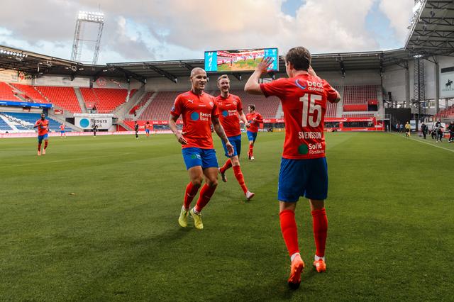 Anthony van den Hurk och Max Svensson firar ett mål. HIF-duon är seriens bästa offensiv. Foto: Bildbyrån.