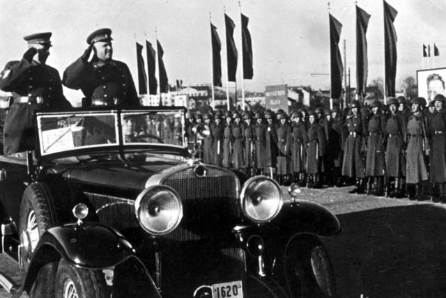 Ockupationsmaktens Röda armé. Den kommenderade generalen i Baltikum, Loktionov, med sin närmaste man. Bilden är troligen tagen 1941. Foto: SCANPIX  