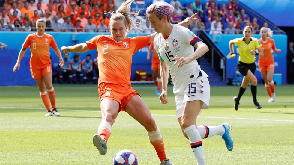 Megan Rapione utmanar Desiree van Lunteren och satte sedan sin prägel på VM-finalen mot Nederländerna med USA:s ledningsmål på straff.