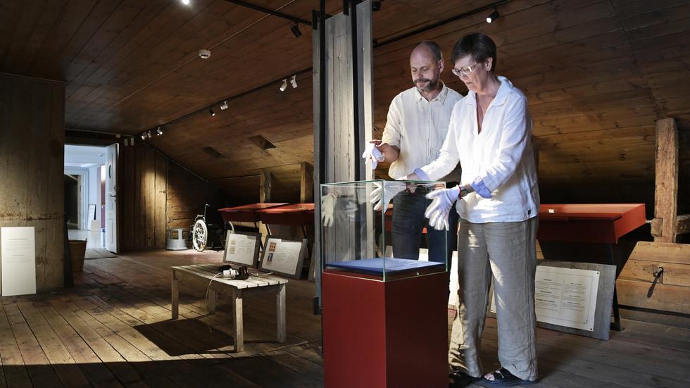 Vi tjuvkikar på Tändsticksmuseets nya utställning och får förklarat varför David Anthin och Ann Johnsson har en tom monter i museet.
