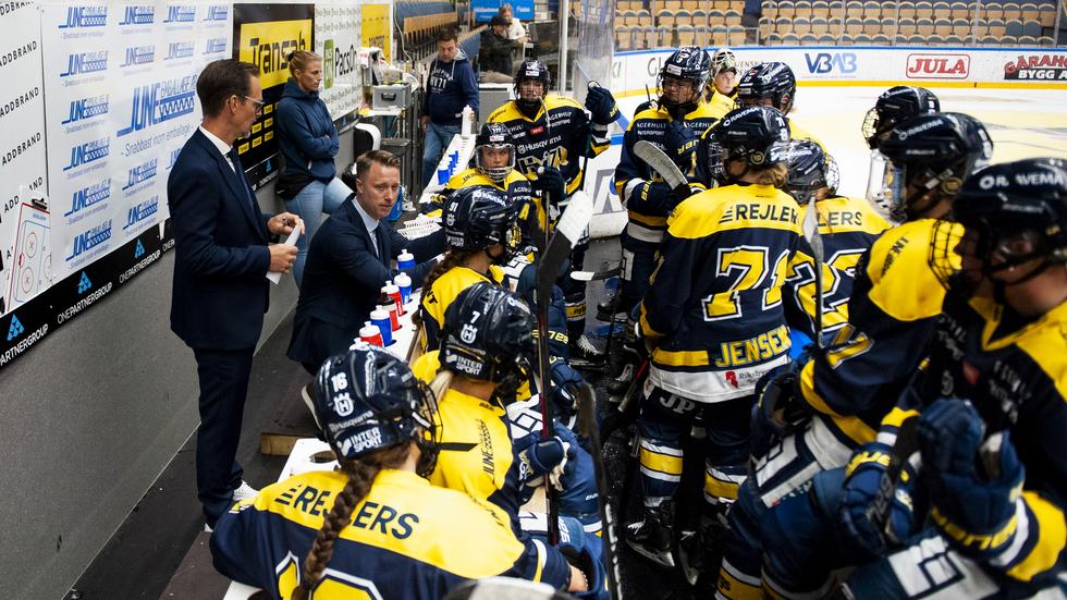 HV-tränaren Joakim Engström i ett samtal med spelartruppen under en SDHL-match tidigare under säsongen. 