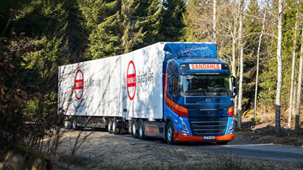 Sandahlsbolagen bytter successivt ut sin lastbilspark. Nu är det klart med köp av 120 fossilfria lastbilar som drivs med biogas. Foto: Sandahlsbolagen