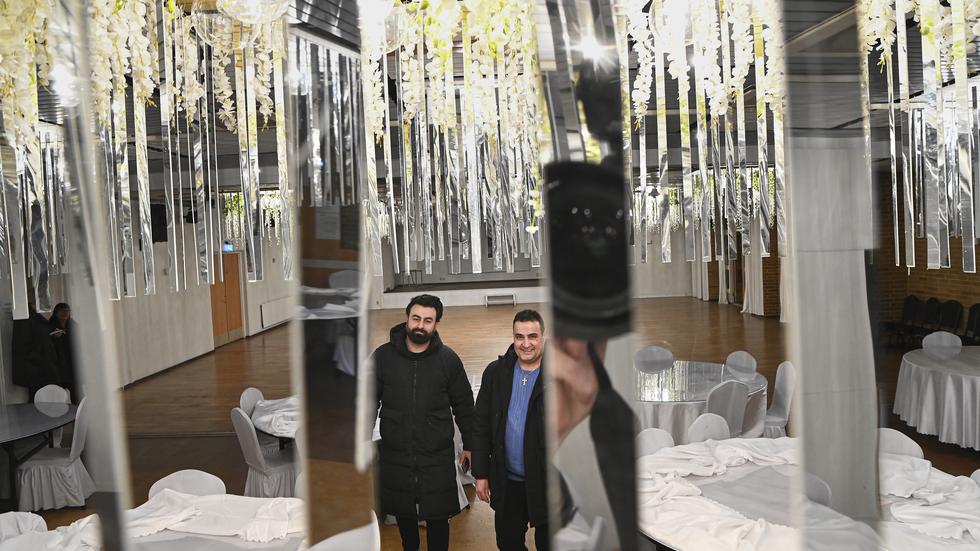 Renas Younan och Raid Shamoun funderar över hur den stora festlokalen i Folkets hus ska bli mer i takt med tiden.