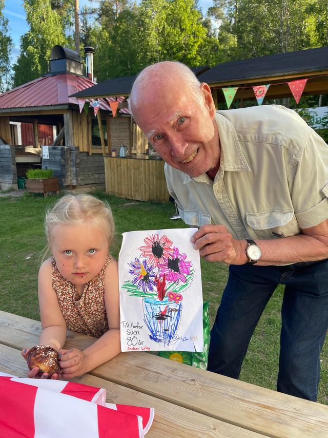 Sven uppvaktades på olika vis. Här får Sven en finfin teckning av ett av barnbarnsbarnen.