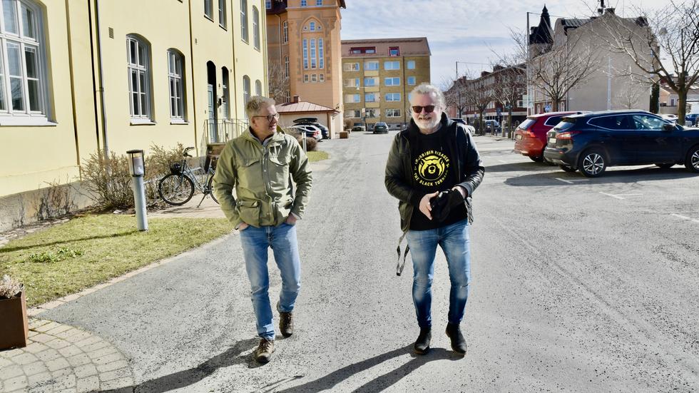 Michael Simmeborn och Staffan Hagberg i gränslandet mellan Liljeholmen och Öster i Jönköping – stadsdelar som gömmer många berättelser som deras podd tänker borra i.