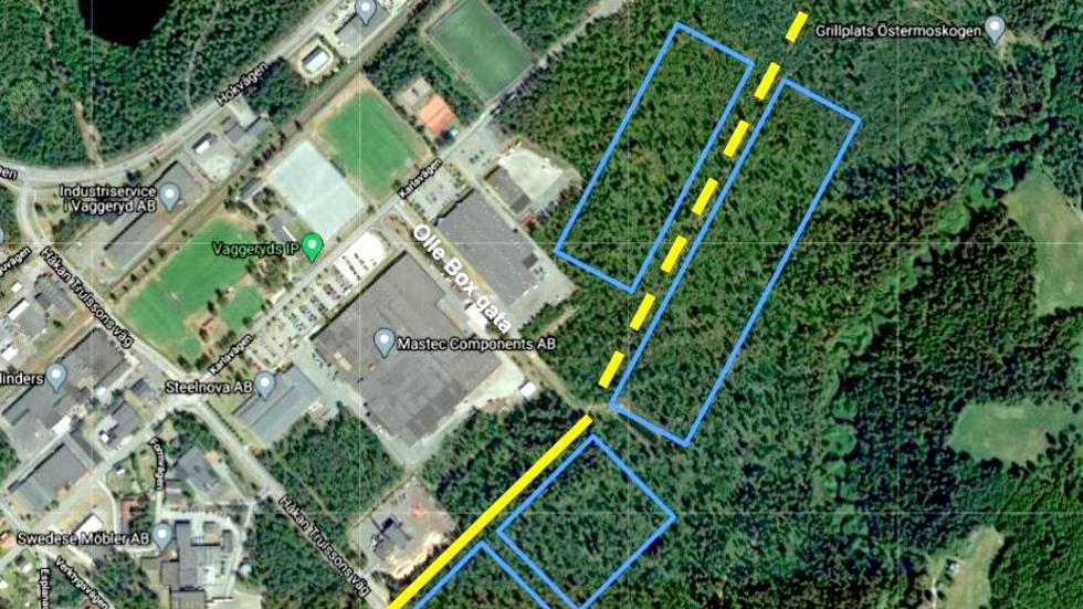 En ny väg, den heldragna gula linjen, ska byggas för att skapa en ny in- och utfart till industrierna på Östermoområdet.  Karta: Google Maps