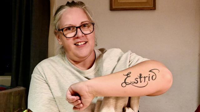 Estrid är Karolina Perssons äldsta barn. När hon tatuerade in hennes namn visste hon inte att det skulle komma sex till.