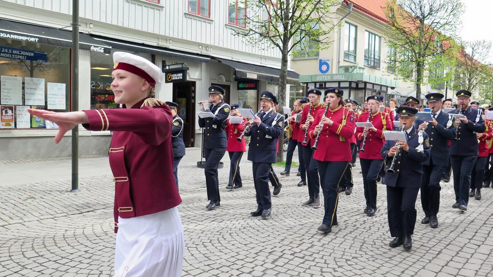 Norrahammars musikkår och ungdomsmusikkåren från Kulturskolan formade  tillsammans en vaktparad genom Jönköping city på lördagen.