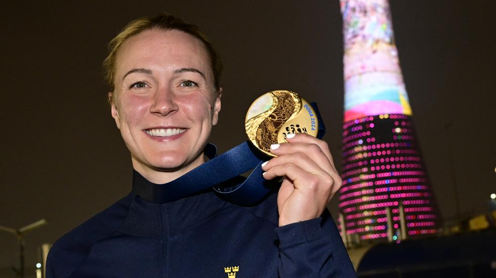 Sarah Sjöström med sin guldmedalj efter segern i lördagens final på 50 meter fjärilssim i Doha, Qatar.
