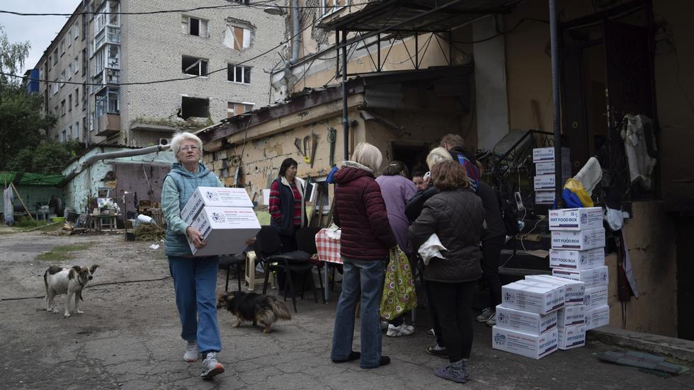Människor väntar i kö på förnödenheter i området Izium i Ukraina. FOTO: AP Photo/Evgeniy Maloletka