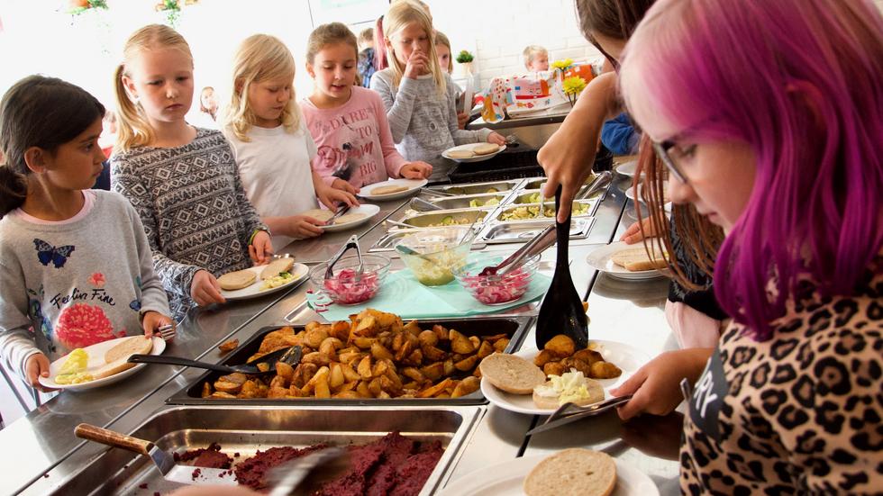 I september 2019  stod hamburgare med rödbetsbiffar och klyftpotatis på menyn för eleverna på Kronängsskolan i Mullsjö. 