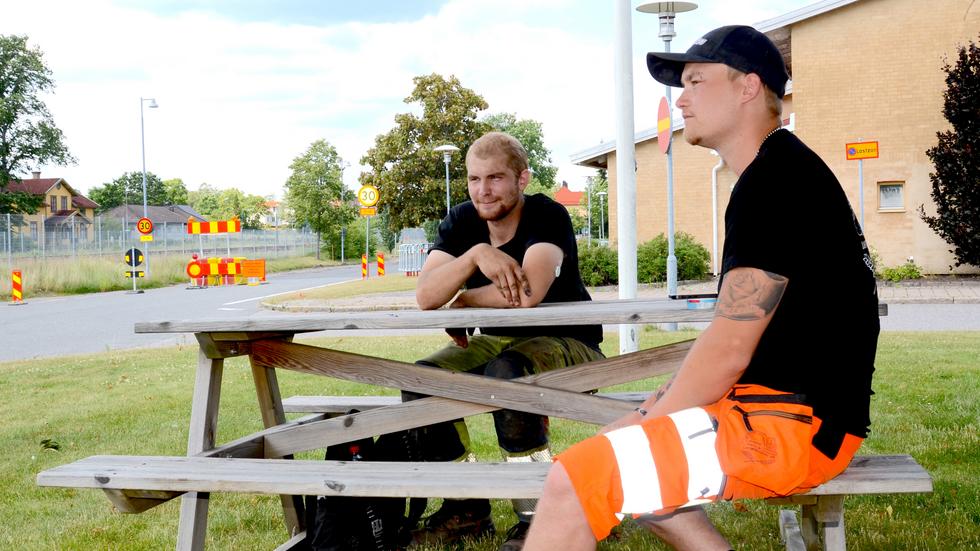 Daniel Johansson och Måns Lindblom från Sandahls tar en välbehövlig lunch i skuggan av några träd. Uppdraget: Att ta bort asfalten längt Ljungberghsgatans södra del.