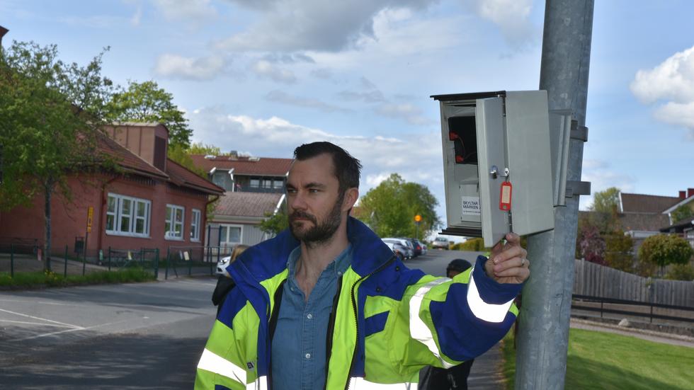 Daniel Kvarnström, verksamhetschef på NTF i Jönköpings län, monterade på måndagen den utrustning som under en vecka ska samla in information om trafiksituationen utanför Tenhultsskolan. 