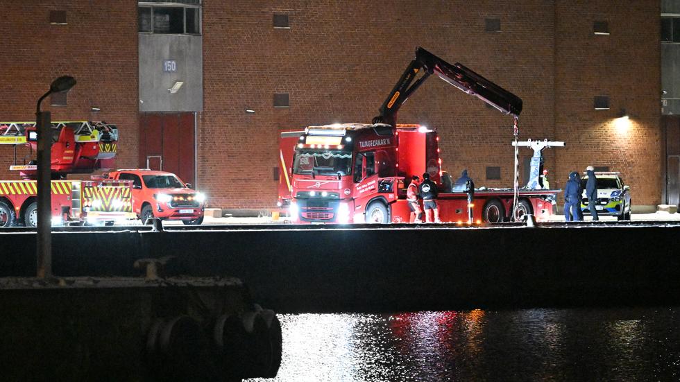 Räddningstjänsten och polisen på plats vid Sydkajen i Malmö på torsdagskvällen efter larm om att en bil hamnat i vattnet.