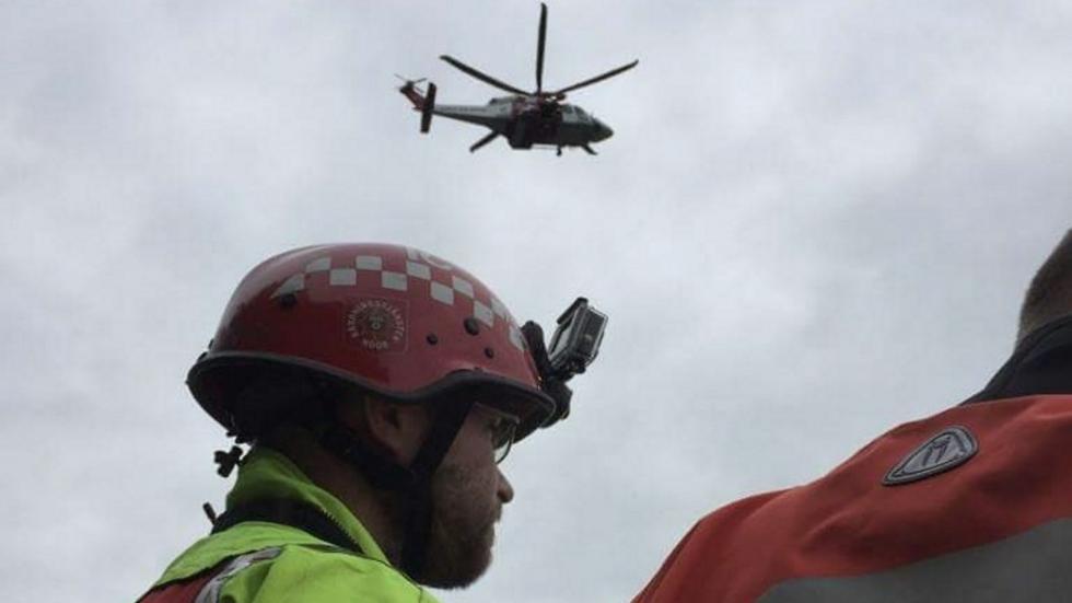 Sjöräddningens helikopter användes vid letandet i Vaxsjön. Efter en knapp timme avbröt räddningsledaren Joakim Ilmrud insatsen då det stod klart att det inte fanns någon person i sjön. Foto: Räddningstjänsten