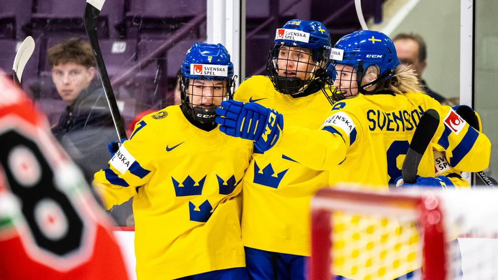 HV-spelarna Mira Jungåker och Hilda Svensson firar tillsammans med förra HV-spelaren Hanna Olsson (i mitten) efter ett av Sveriges mål i VM-mötet med Ungern. 