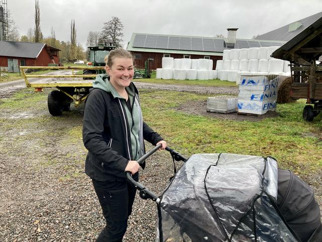 Emma Hartelius låter sig intervjuas på gården under en promenad med nästa generation lantbrukare.