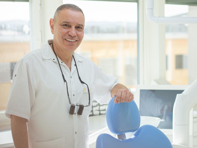 -Att vara noggrann med hygienen är såklart en stor del av de dagliga rutinerna på en tandvårdsklinik, säger tandläkaren Lutfi Ujam.