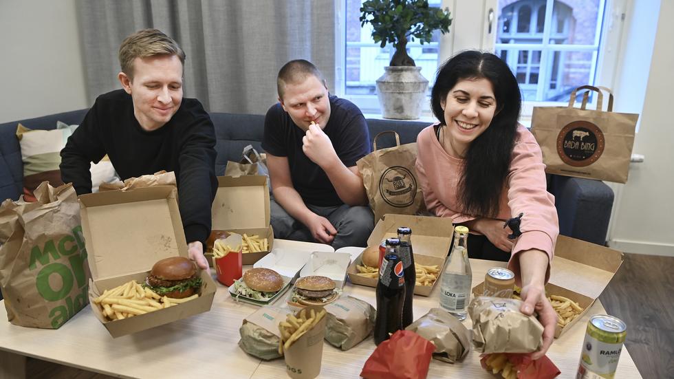 Martin Andersson, Max Eskilsson och Rebecca Staf har ätit sig igenom 13 hamburgerhak i Jönköping.