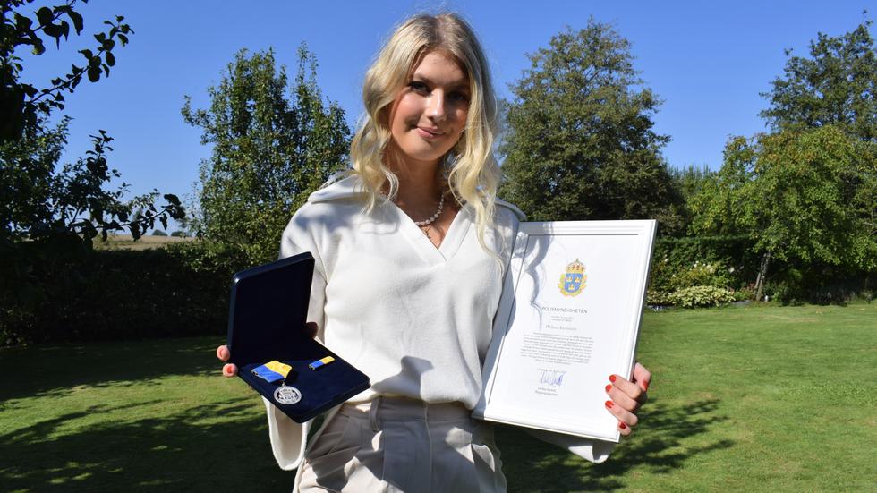 Wilma Andersson tog emot medaljen vid en ceremoni hos polisen i fredags. 