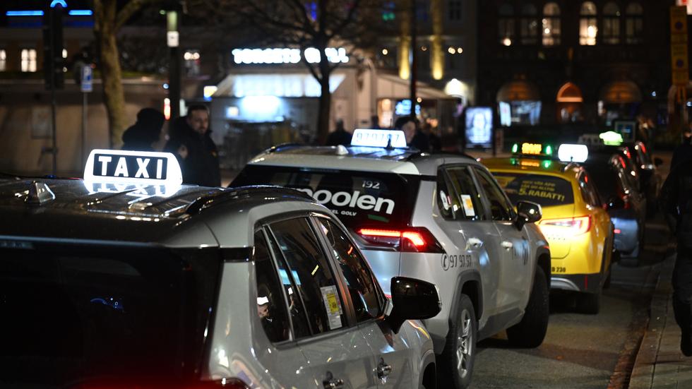 Taxibilar på Stortorget under fredagsnatten, någon timme efter att polisen varit på plats.